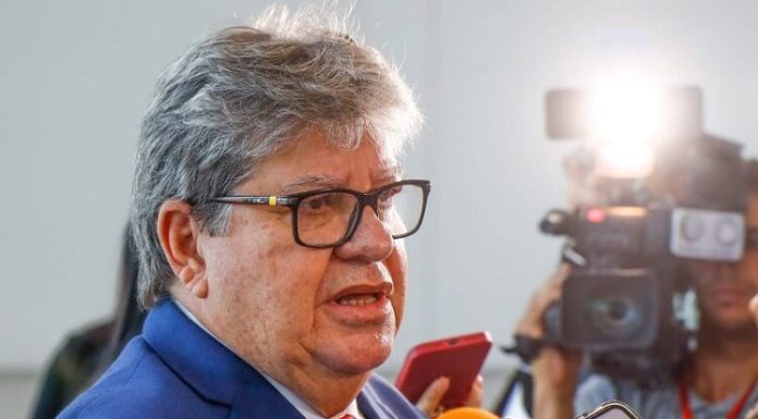 João Azevêdo volta a discordar de Aguinaldo sobre prazo para escolha de candidato a governador